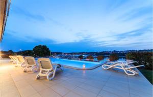 Amazing apartment in Banjole with Outdoor swimming pool, WiFi and 2 Bedrooms