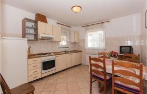 2 Bedroom Cozy Apartment In Pula 