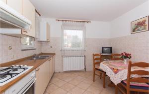 2 Bedroom Cozy Apartment In Pula