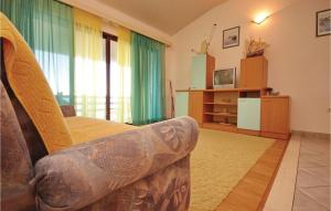 2 Bedroom Lovely Apartment In Blato