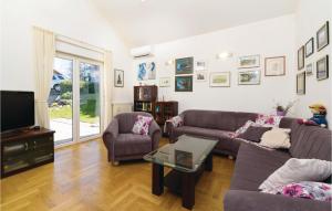 Three-Bedroom Holiday Home In Starjak