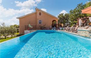 Amazing Home In Tinjan With 4 Bedrooms, Wifi And Outdoor Swimming Pool