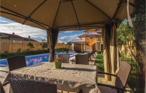 Cozy Apartment In Gracisce With Wifi 