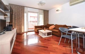 One-Bedroom Apartment Split With Sea View 02