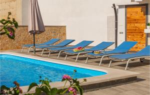 3 Bedroom Lovely Home In Makarska 