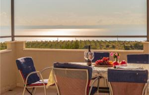 3 Bedroom Lovely Home In Makarska 