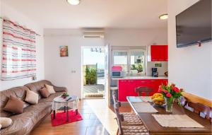 3 Bedroom Lovely Home In Makarska