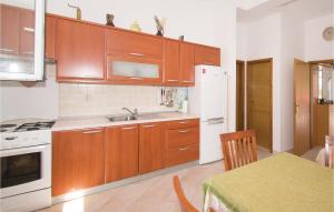 Nice Apartment In Racisce With 2 Bedrooms And Wifi