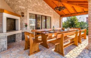 Gorgeous Home In Krmed With Wifi
