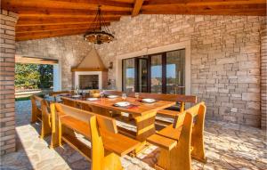 Gorgeous Home In Krmed With Wifi