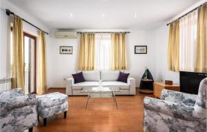 3 Bedroom Cozy Home In Liznjan 