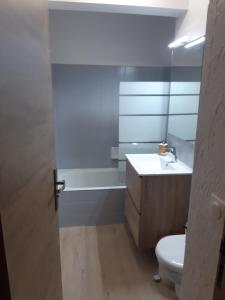 Appartement meublé avec vue sur les montagnes et piscine lété
