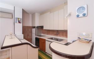 Three-Bedroom Apartment In Povlja