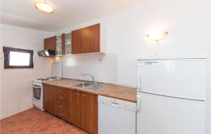 One-Bedroom Apartment In Okrug Donji