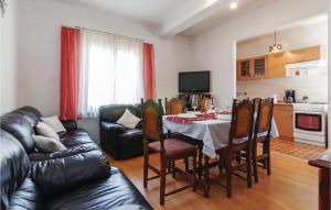 Stunning Home In Modric With 3 Bedrooms And Wifi