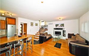 Holiday Home Plano With A Fireplace 08