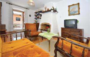 Three-Bedroom Apartment With A Fireplace In Stari Grad