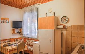 Beautiful apartment in Porec with WiFi and 2 Bedrooms