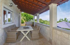 Five-Bedroom Holiday Home In Donji Humag