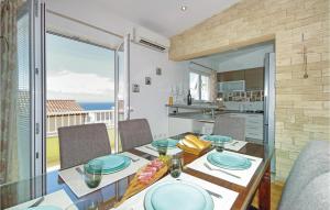 Amazing Apartment In Makarska With 3 Bedrooms And Wifi