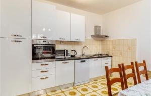 4 Bedroom Beautiful Apartment In Pula 
