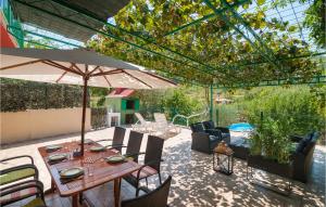 Four-Bedroom Holiday Home Kucice With A Fireplace 09