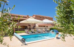 Beautiful Apartment In Hr-52215 Vodnjan