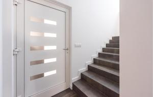 Two-Bedroom Apartment In Brodarica