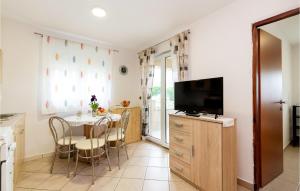2 Bedroom Lovely Apartment In Rovanjska 