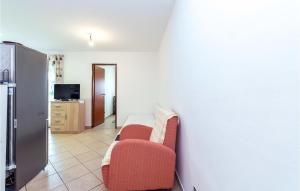 2 Bedroom Lovely Apartment In Rovanjska