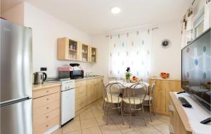 2 Bedroom Lovely Apartment In Rovanjska