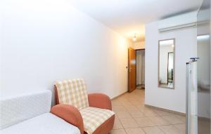 2 Bedroom Lovely Apartment In Rovanjska