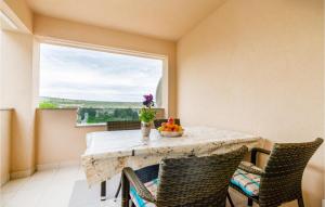 2 Bedroom Lovely Apartment In Rovanjska 