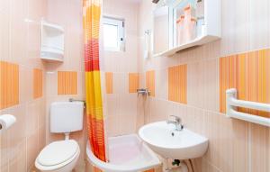 2 Bedroom Lovely Apartment In Rovanjska