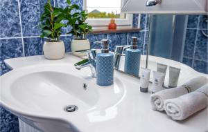 Nice Apartment In Podstrana With Wifi