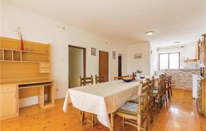 4 Bedroom Lovely Apartment In Stinjan 