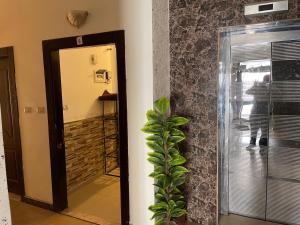ستوديو غرفة واحدة بشارع الملكة رانيا شارع الجامعة الأردنية مقابل البوابة الرئيسية للجامعة الاردنية