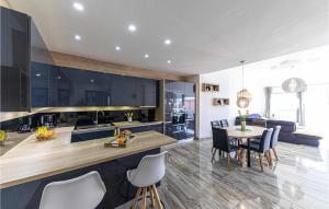 2 Bedroom Lovely Home In Okrug Gornji