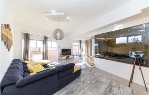 2 Bedroom Lovely Home In Okrug Gornji 