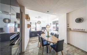 2 Bedroom Lovely Home In Okrug Gornji 