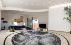 2 Bedroom Lovely Home In Okrug Gornji