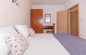 Cozy Apartment In Baska Voda With Wifi