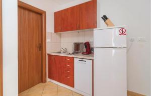 Stunning Apartment In Supetar With Kitchen