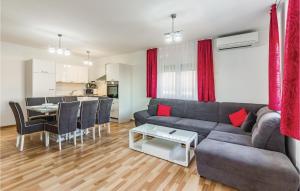 Three-Bedroom Apartment In Medulin
