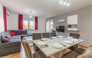 Three-Bedroom Apartment In Medulin