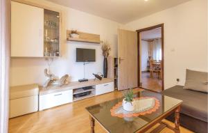 2 Bedroom Lovely Apartment In Fazana