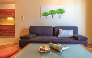 1 Bedroom Lovely Apartment In Makarska 