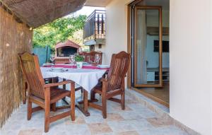 2 Bedroom Nice Apartment In Fazana 