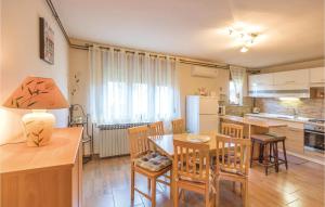 2 Bedroom Nice Apartment In Fazana 