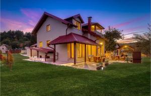 Cozy Home In Gospic With Kitchen 